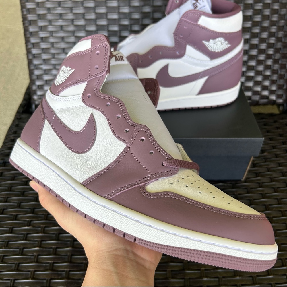 AIR JORDAN 1 RETRO OG HIGH MAUVE Size 13